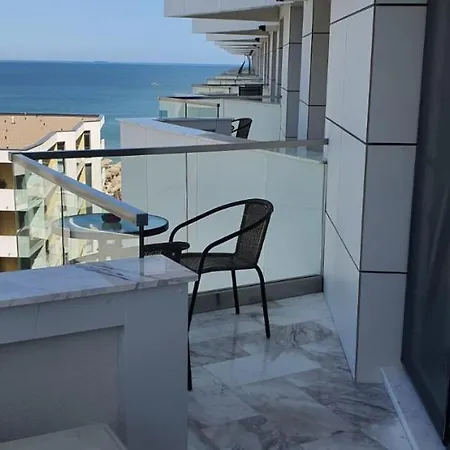 Infinity Pool Prima Linie La Mare